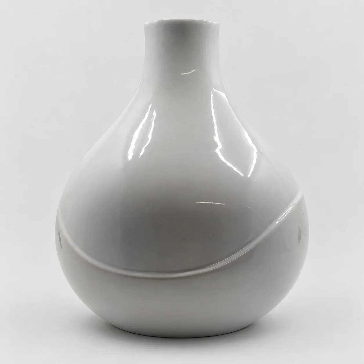 Vase Soliflore en Céramique Blanche – Forme Goutte & Ligne Sinueuse en Relief (Style Scandinave / Japandi)