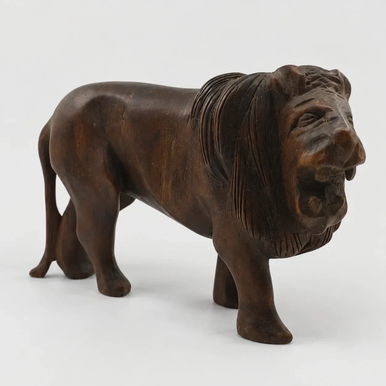 Sculpture Lion Rugissant en Bois Massif Sculpté Main – Art Populaire / Vintage