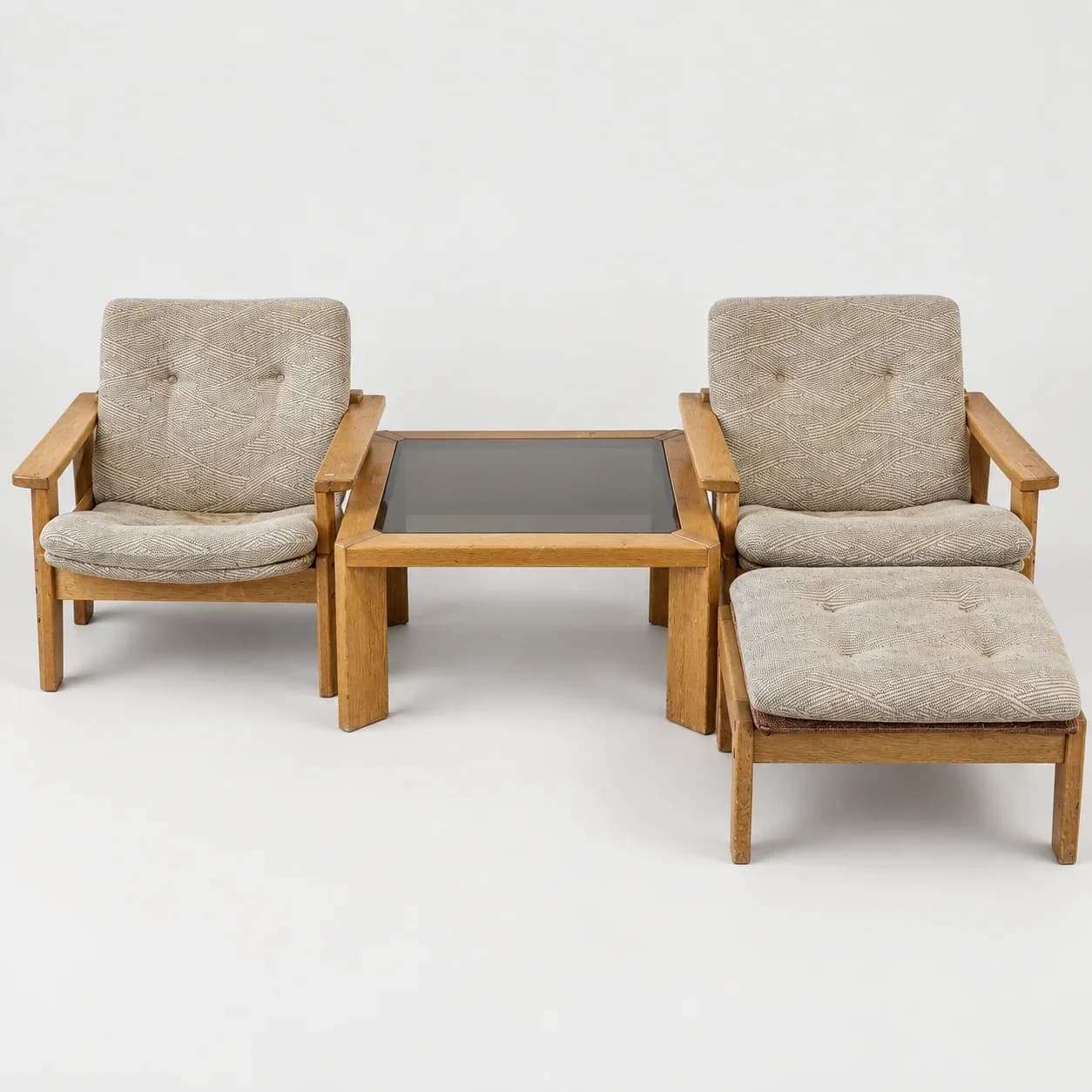 Ensemble Salon Vintage 4 Pièces (2 Fauteuils, Pouf & Table Basse Verre Fumé) – Style Scandi / Brutaliste Années 70