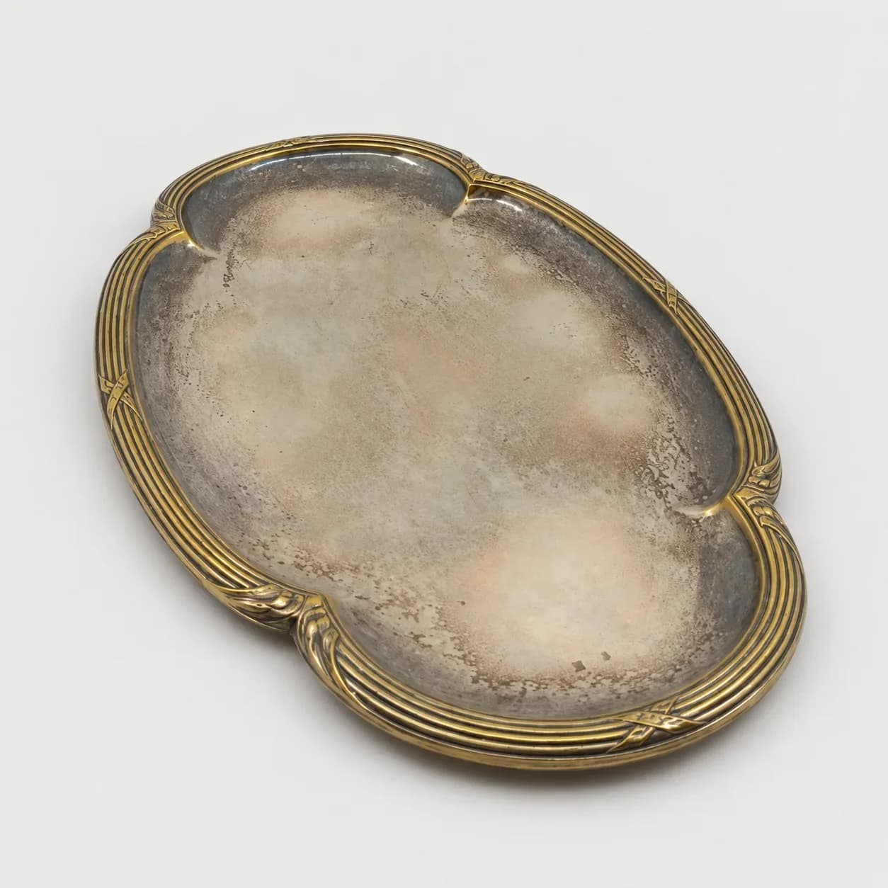 Petit Plateau Vide-Poche Ovale Antique – Métal Argenté & Bordure Laiton Doré (Style Louis XVI / 1900)