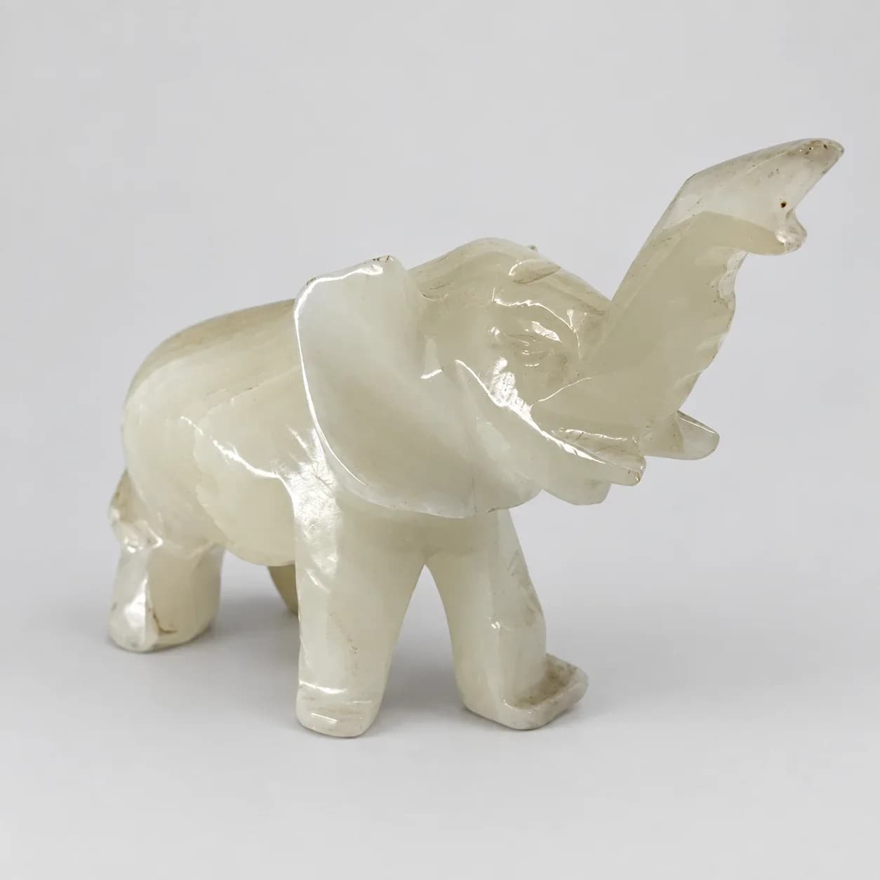 Statuette Éléphant Sculptée en Pierre Naturelle / Onyx Translucide – Trompe Levée (Porte-Bonheur)