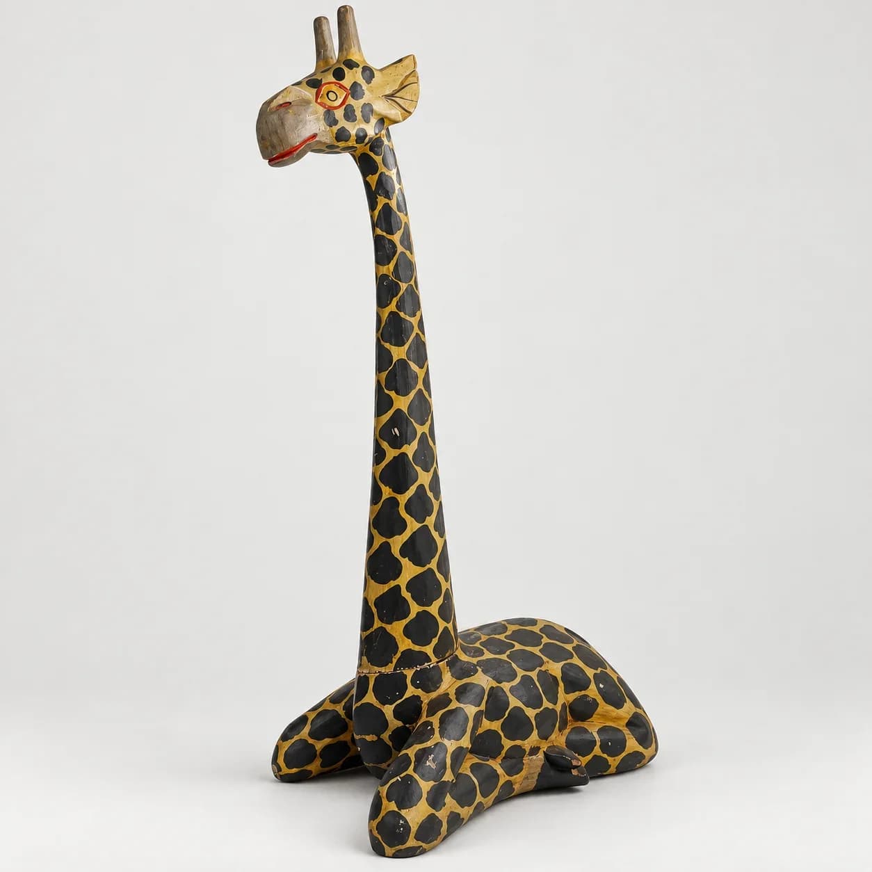 Sculpture Girafe Couchée en Bois Sculpté & Peint à la Main – Déco Ethnique / Boho Vintage