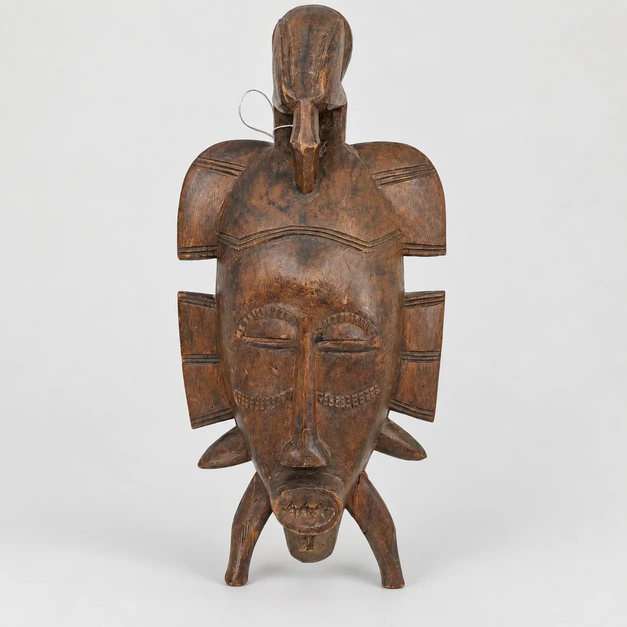 Masque Artisanal en Bois Sculpté Style Sénoufo (Côte d'Ivoire) – Figuration Oiseau & Scarifications