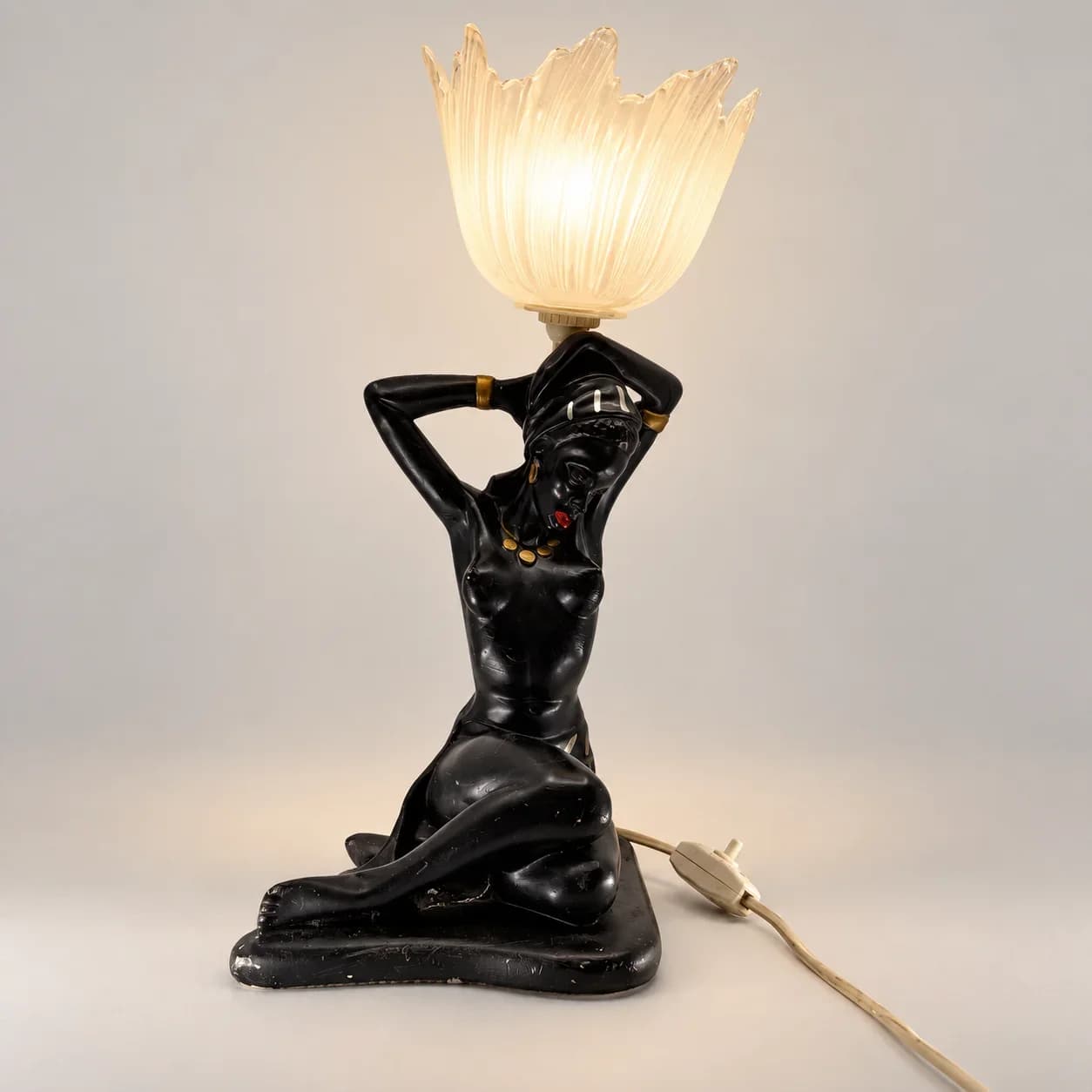 Lampe de Table Vintage Figure Féminine Art Déco / Années 50 – Plâtre Laqué Noir & Tulipe Verre